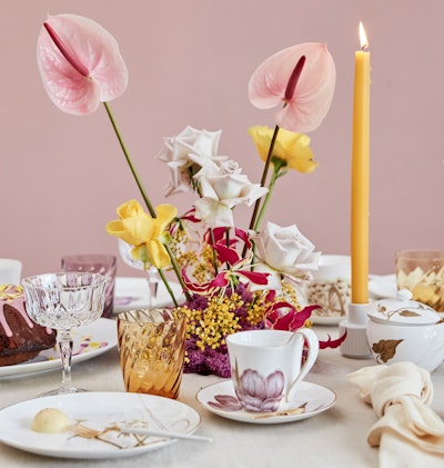 kop fra royal copenhagen med flora motiv