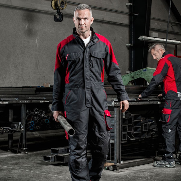 mand med grå og rød kededragt til arbejde