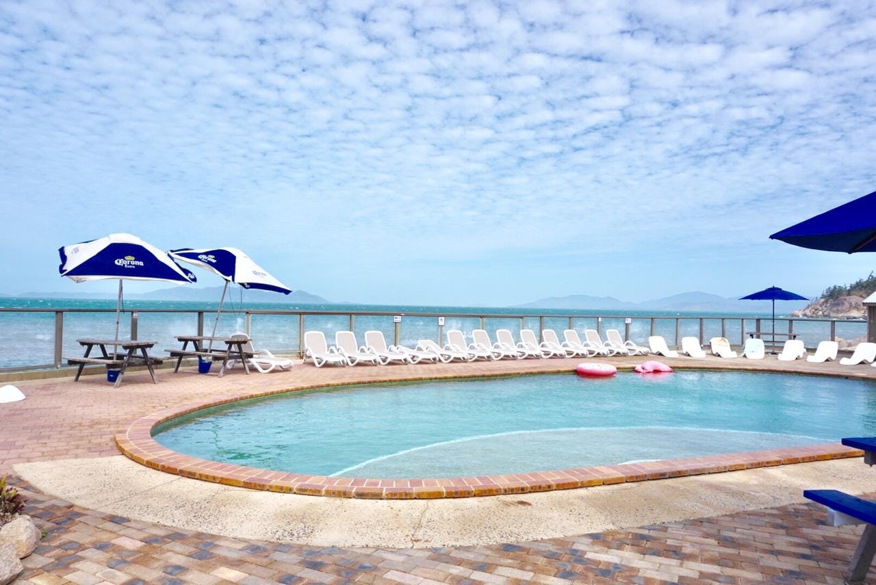 Base磁岛背包客旅馆的游泳池