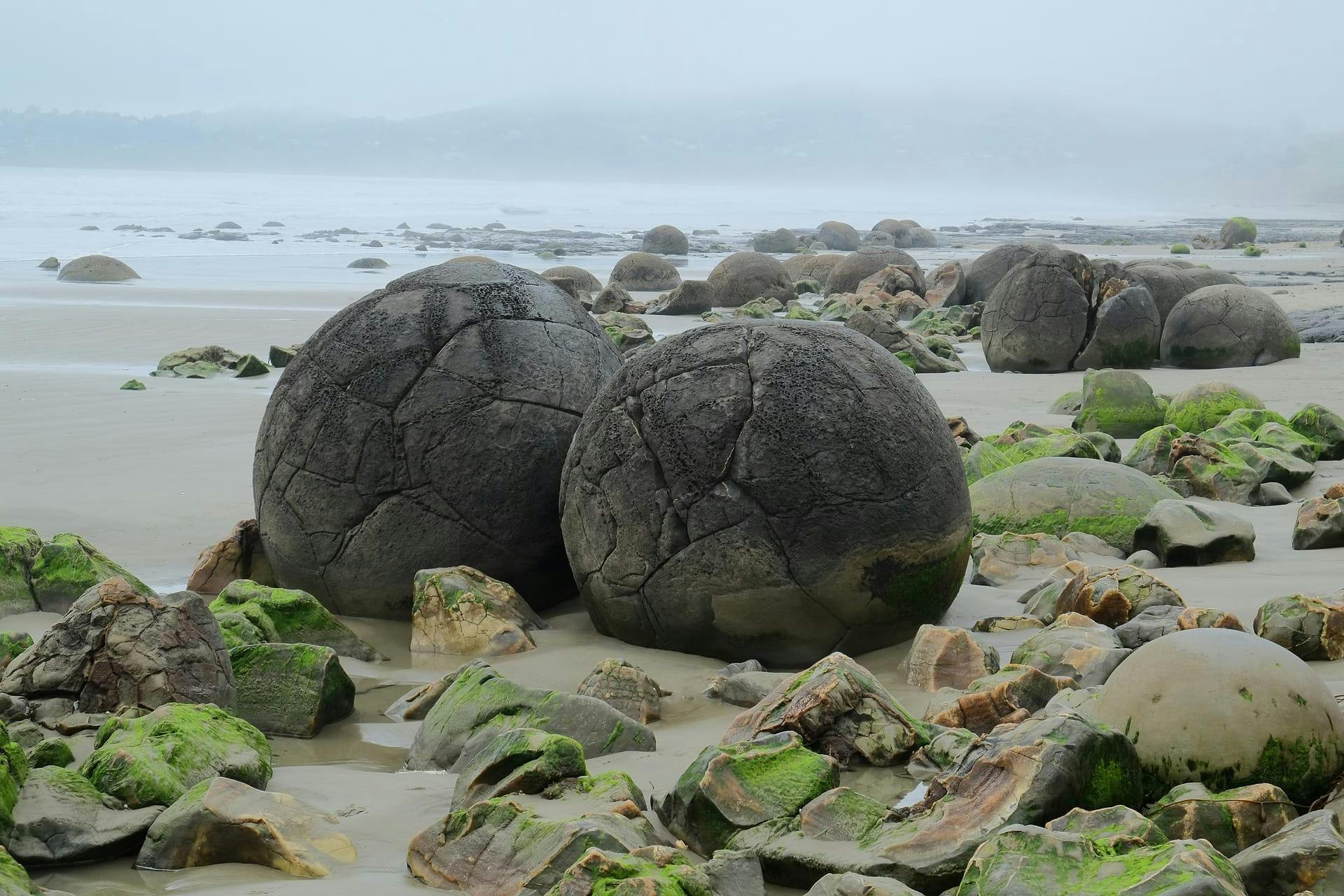 moeraki boulders