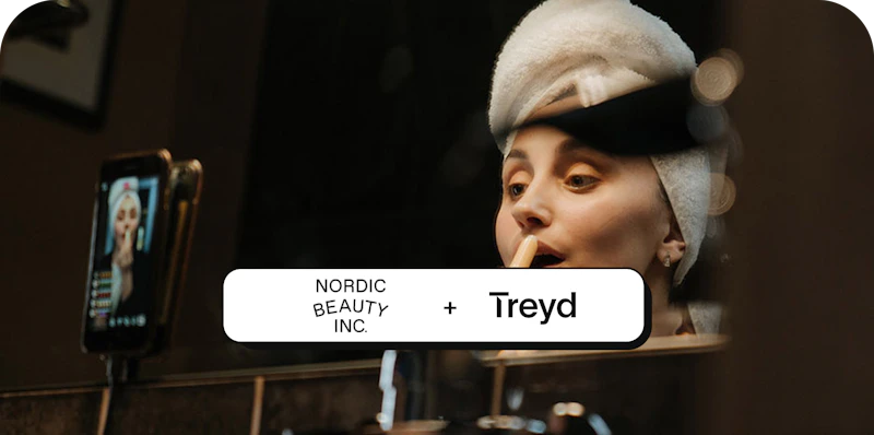 Nainen levittää huulipunaa ja Nordic Beauty Inc:n logo