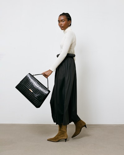 kvinde med skandinavisk outfit og sort BY BANOO-taske