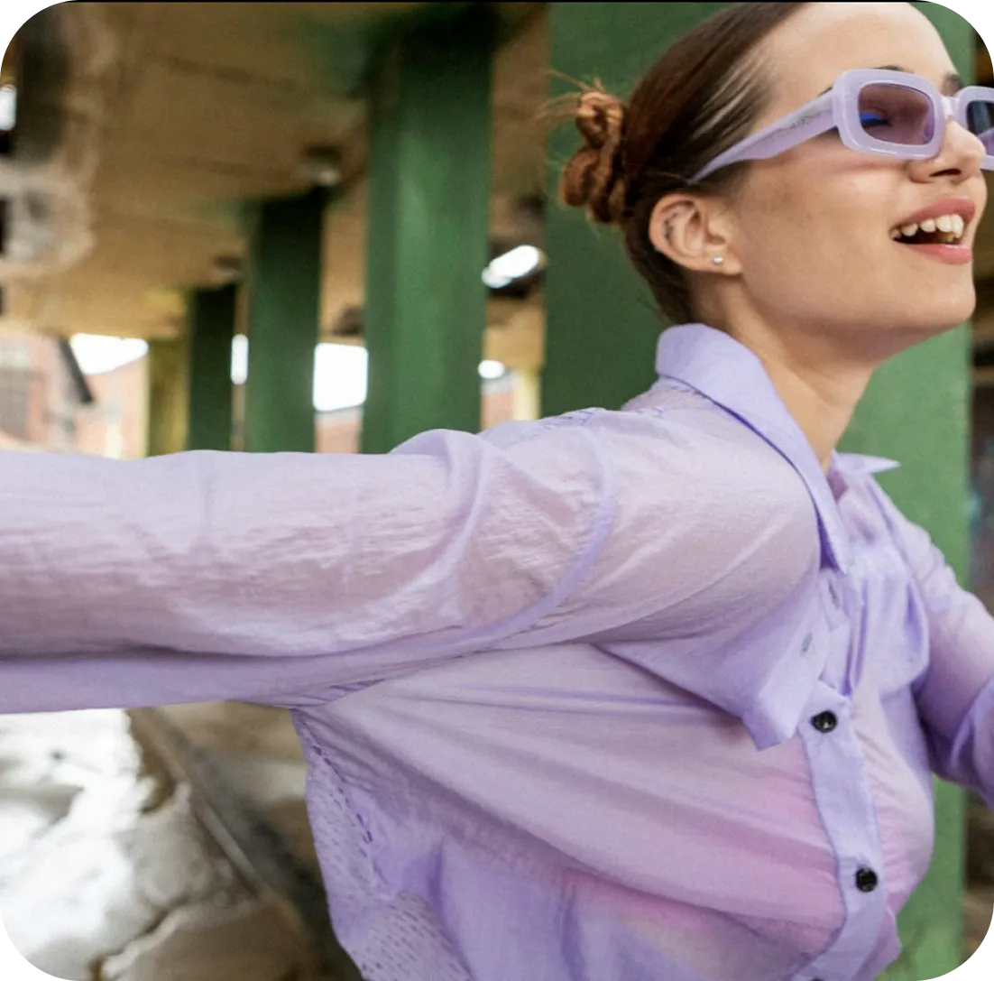 en kvinde, med lilla skjorte og sun glasses