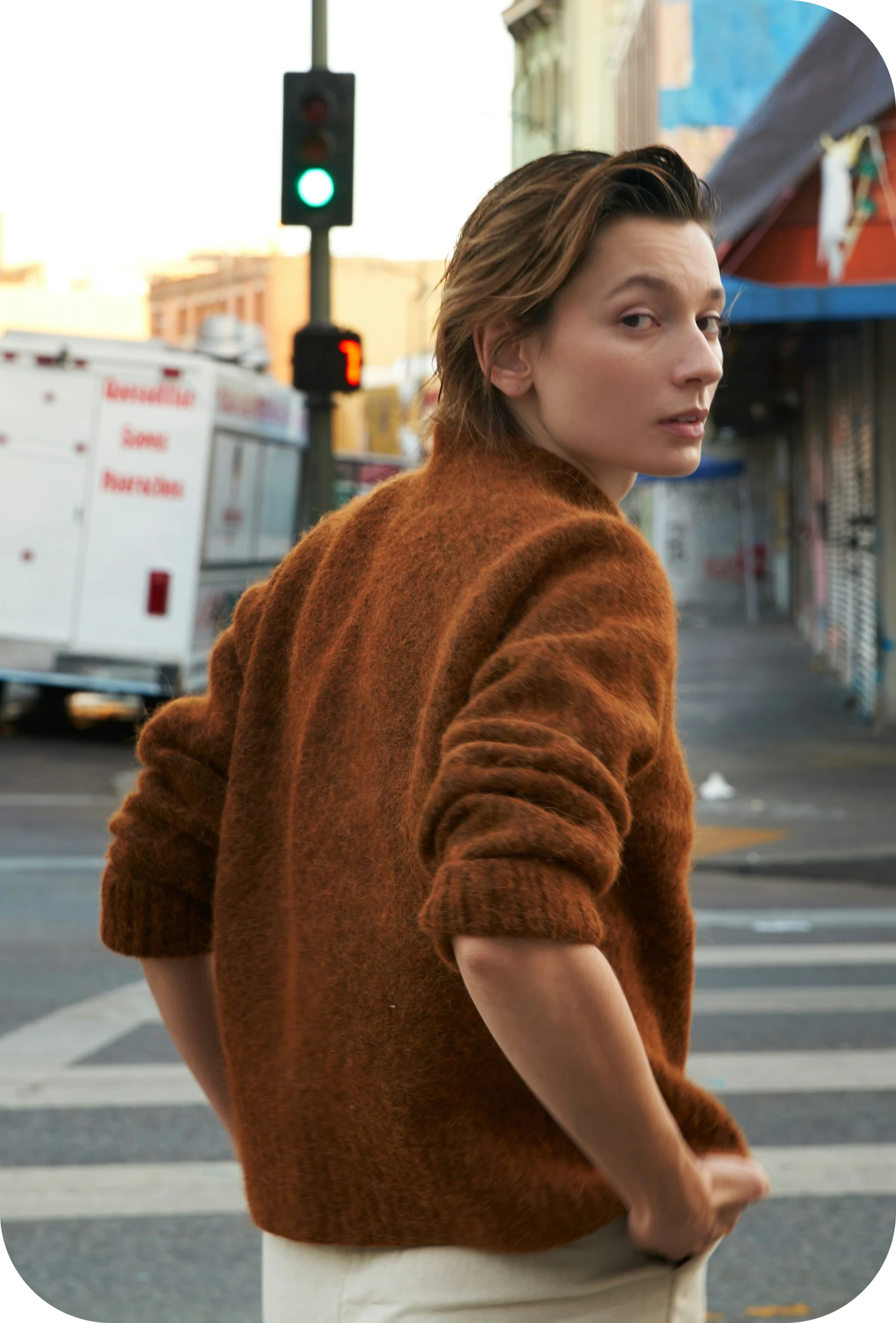 kvinde med brunt hår, der kigger bagud