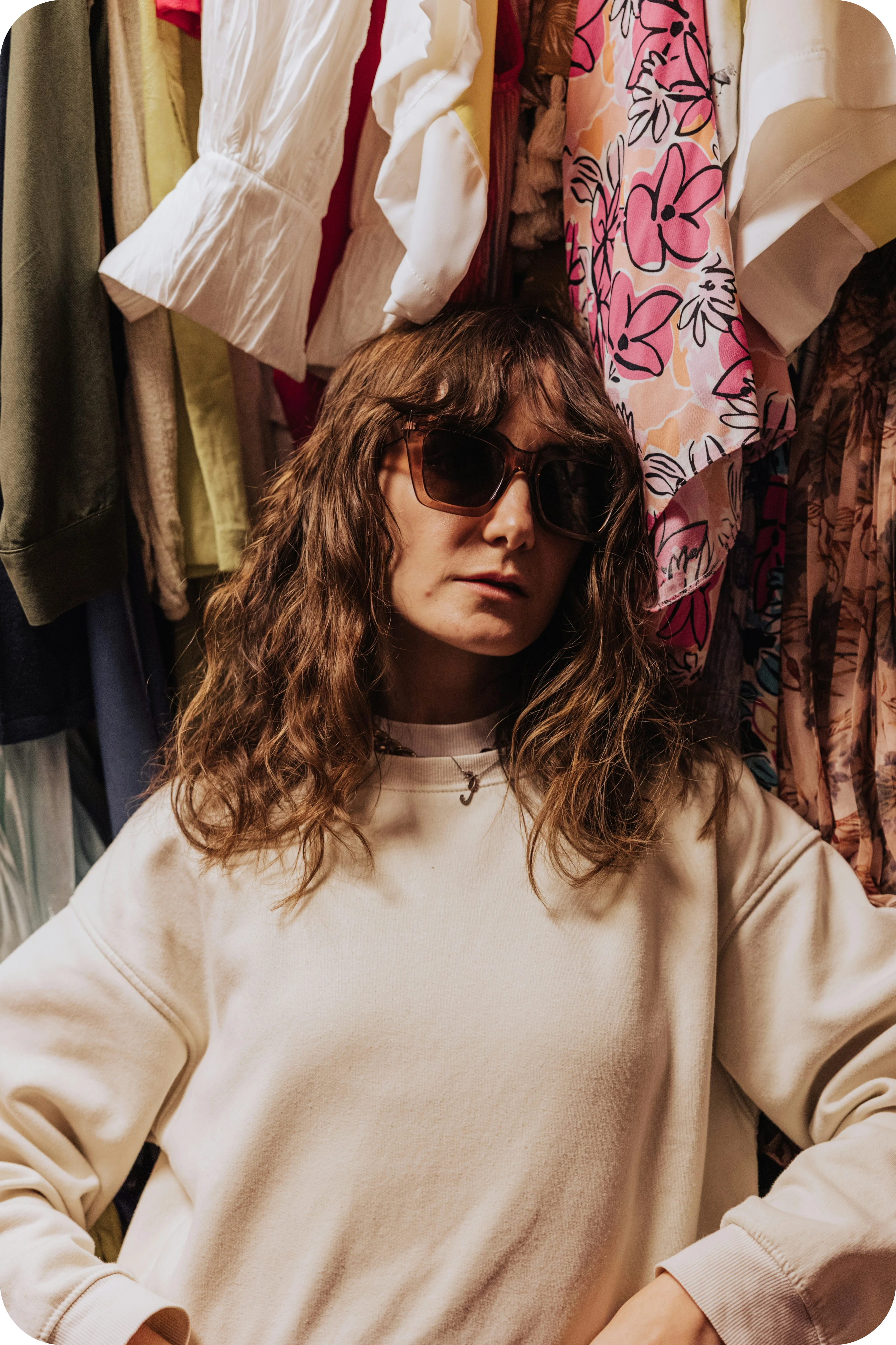 mörkhårig kvinna med mörka solglasögon