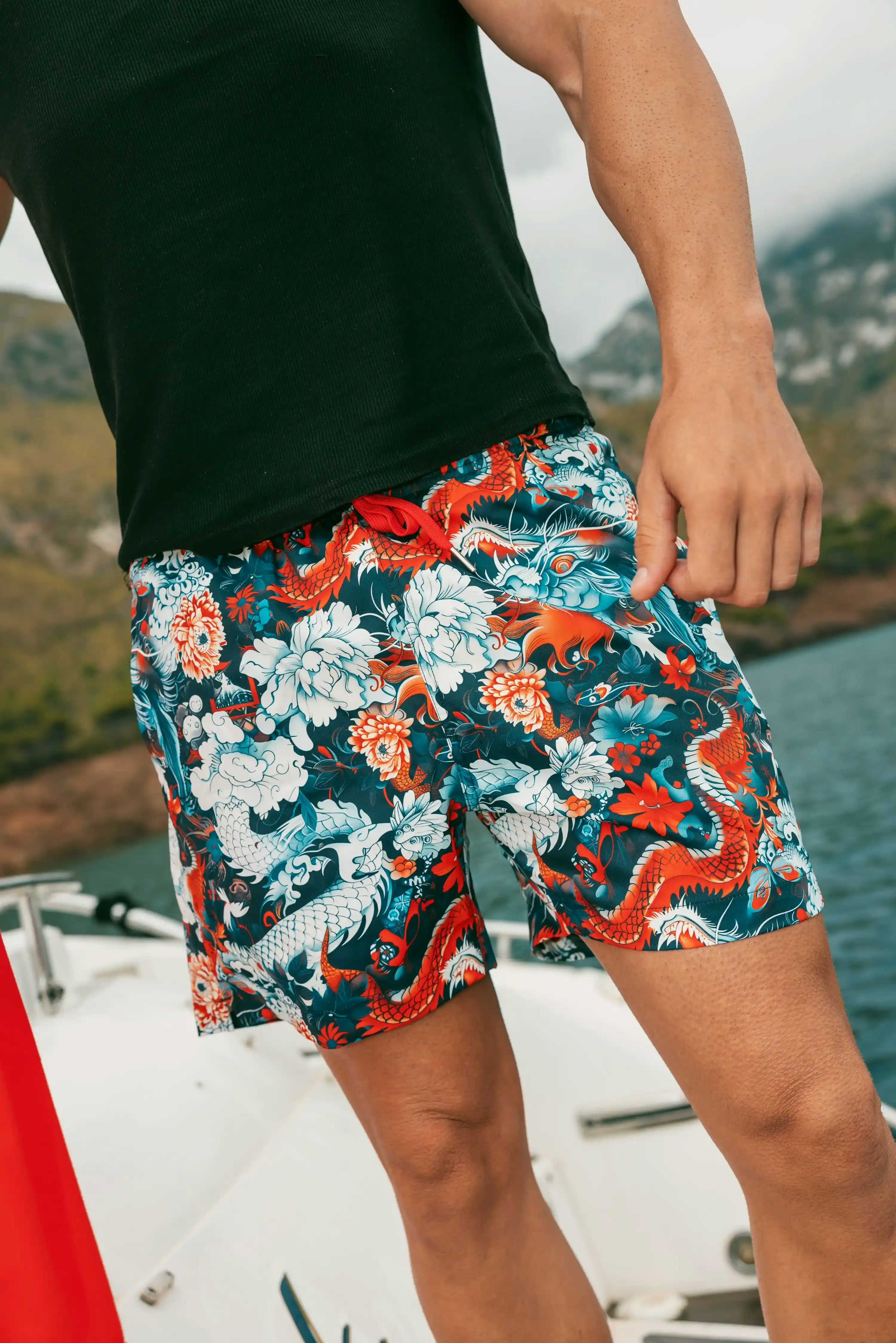 Man i färgglada badshorts från Swole Panda