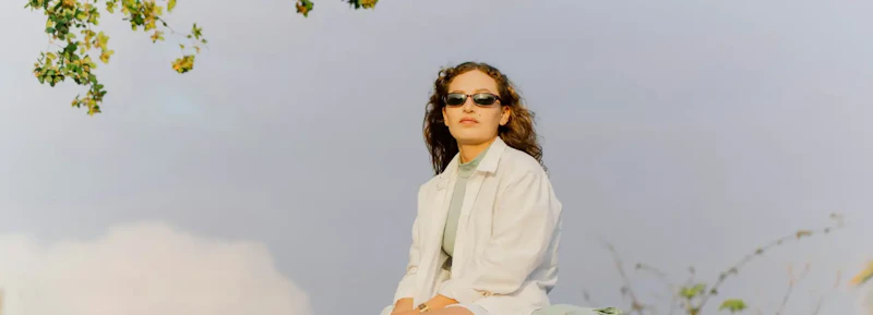 Woman with sunglasses, sky and trees – financing comparison