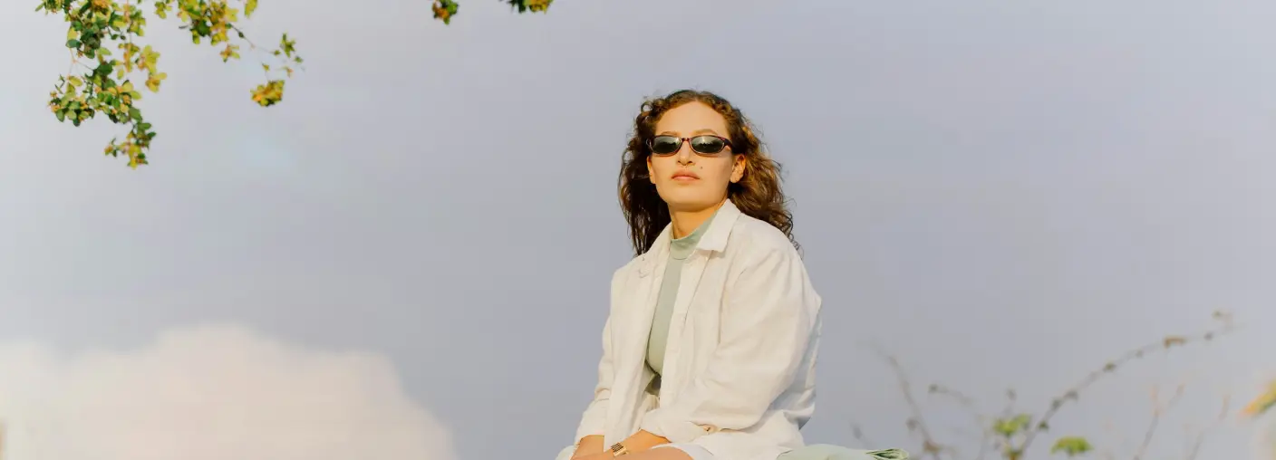 Woman with sunglasses, sky and trees – financing comparison