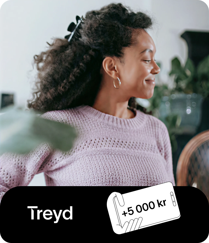 Leende kvinna och en illustration av ett kort med 5 000kr