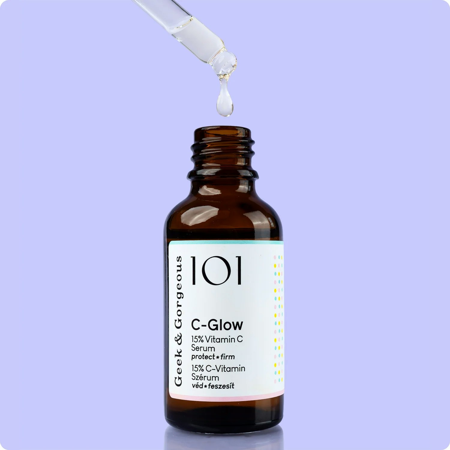 Glasflaska med serum mot lila bakgrund