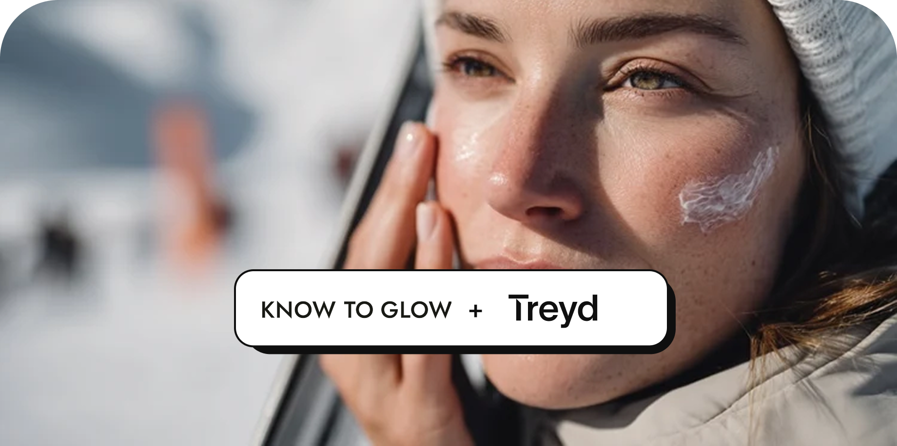 Know to Glow- og Treyd-logoer og kvinde, der påfører solcreme