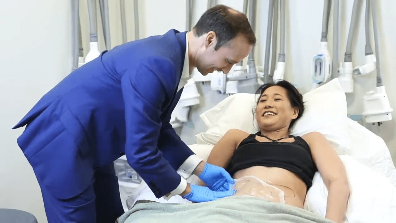 Dr Keith perfroming Coolsculpting