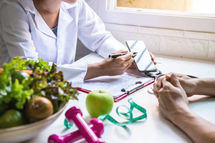 Nutritionist offering medical nutrition therapy advice