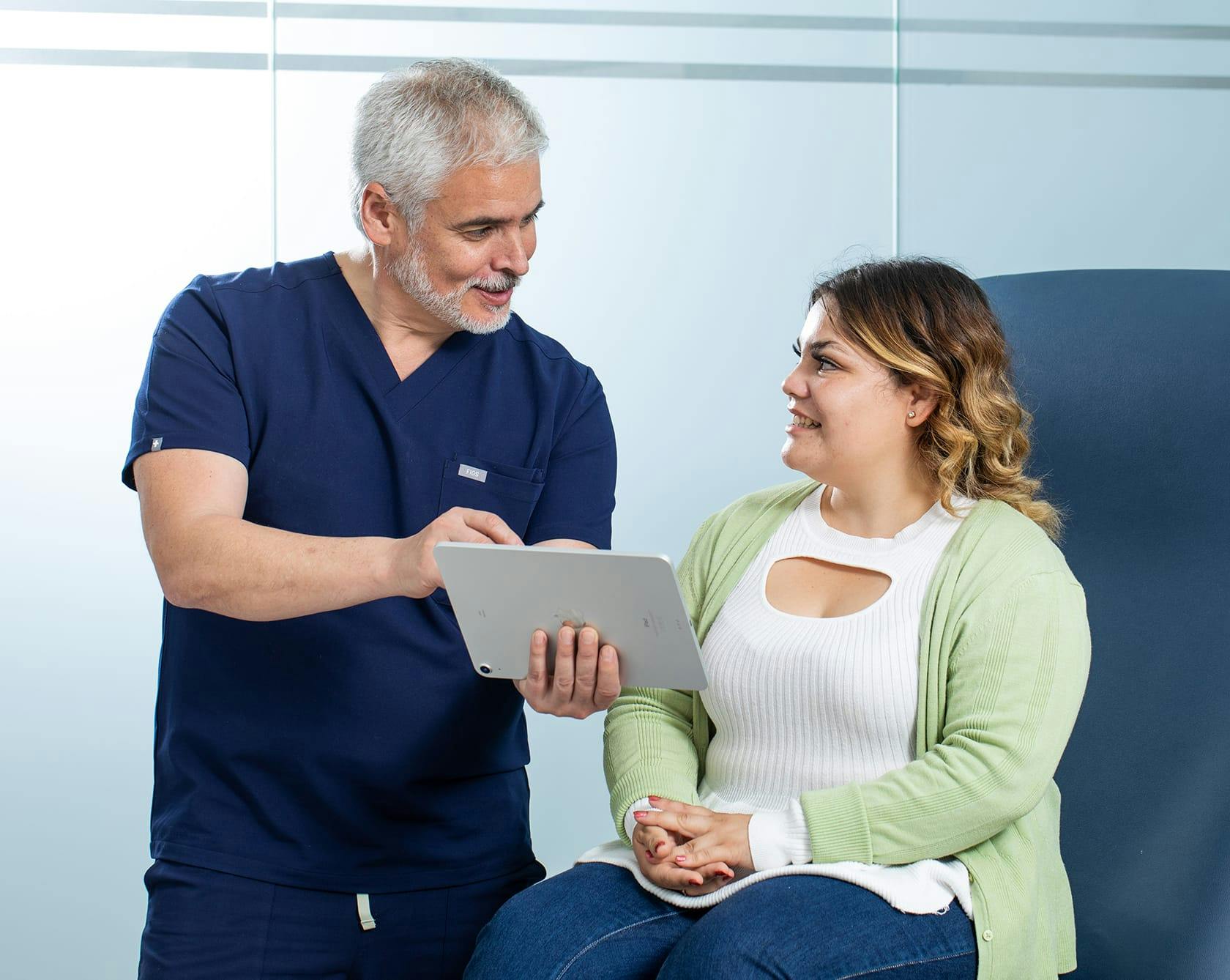 Dr. Ariel Ortiz speaking with a female patient