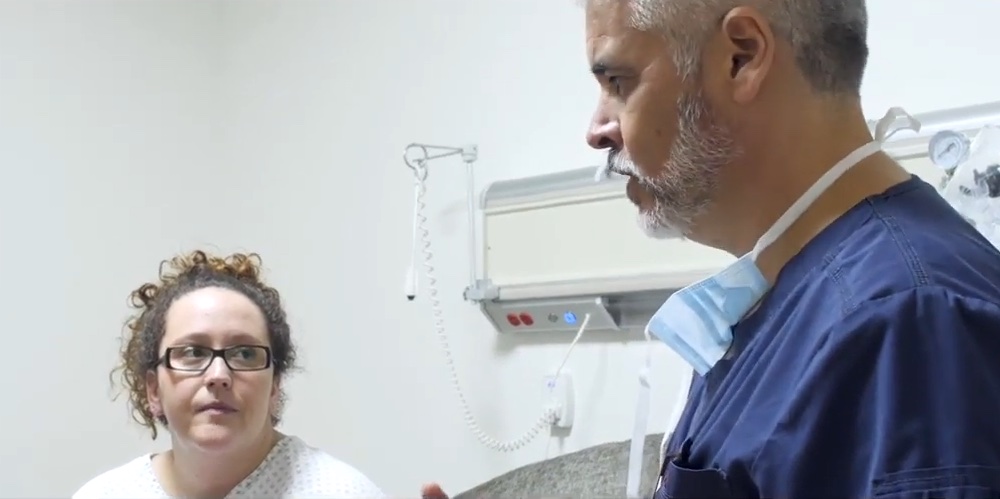 Dr. Ortiz speaking with female patient at Obesity Control Center