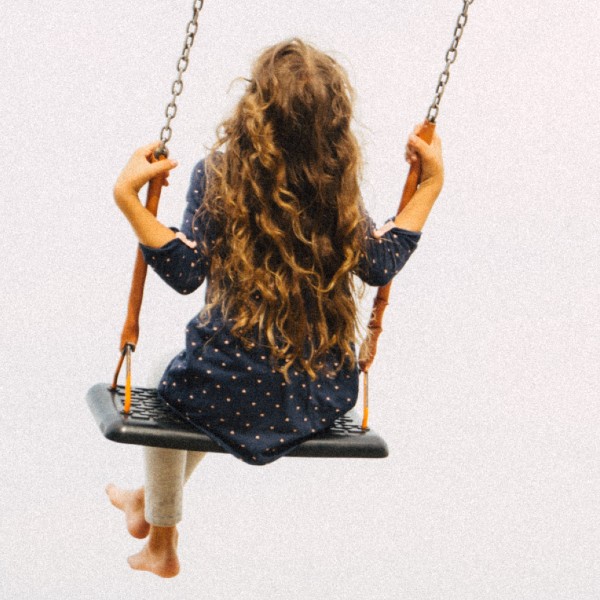 menina de vestido e calça