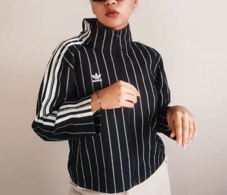 casaco preto listrado adidas