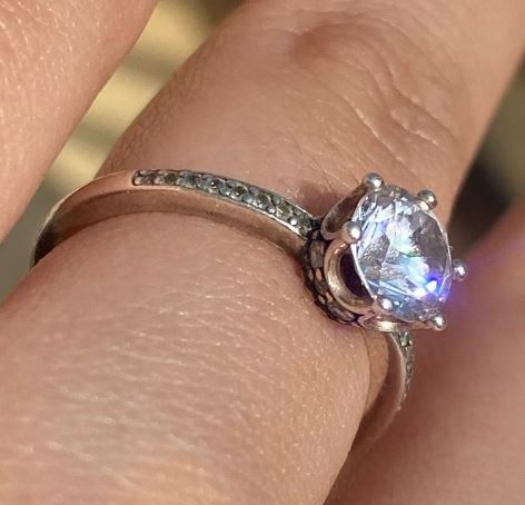 anel com pedra pandora solitário