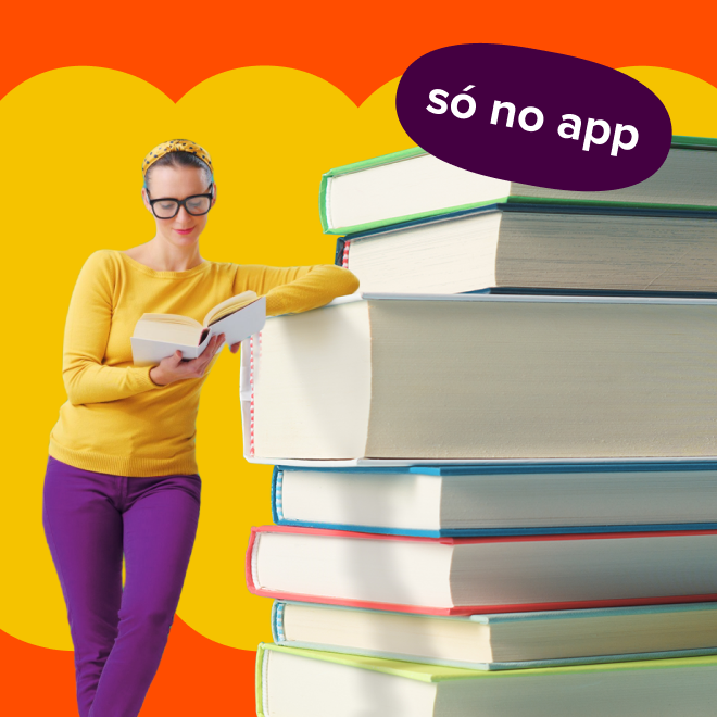 uma mulher, de óculos, está em pé apoiada em uma pilha de livros gigantes enquanto segura um livro grosso em suas mãos e o lê com a cabeça voltada para baixo.