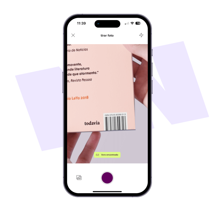 imagem mostra tela do celular no app do enjoei no momento de tirar foto para criar um anúncio. câmera aponta para o código de barras na parte de trás do livro.