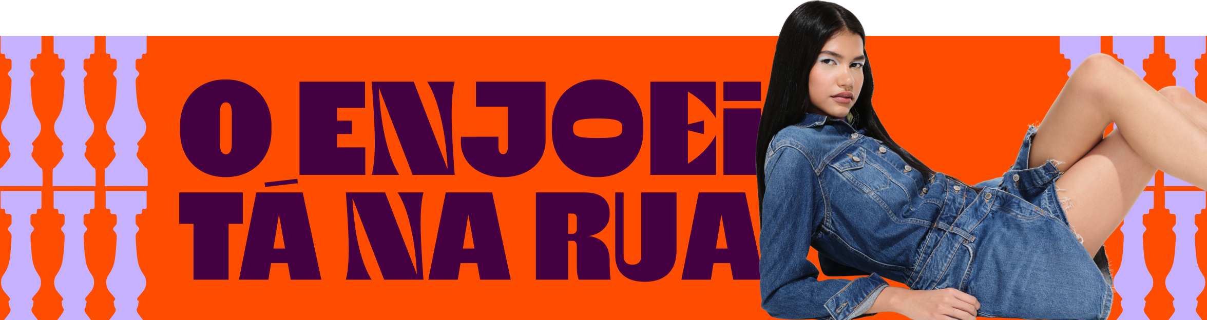 em banner horizontal de cor laranja, há a frase "enjoei tá na rua", escrita em cor açaí. o banner possui fundo laranja com interferência de imagens de balaústres, na cor lilás.