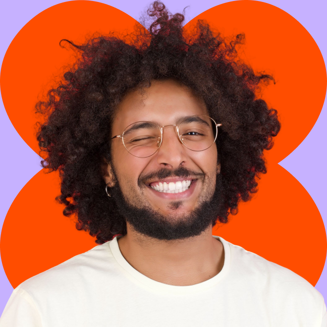 foto de modelo levemente de perfil, do busto pra cima, olhando para a câmera. cabelo curto, fazendo carão, vestindo pólo sobre pólo de várias cores.