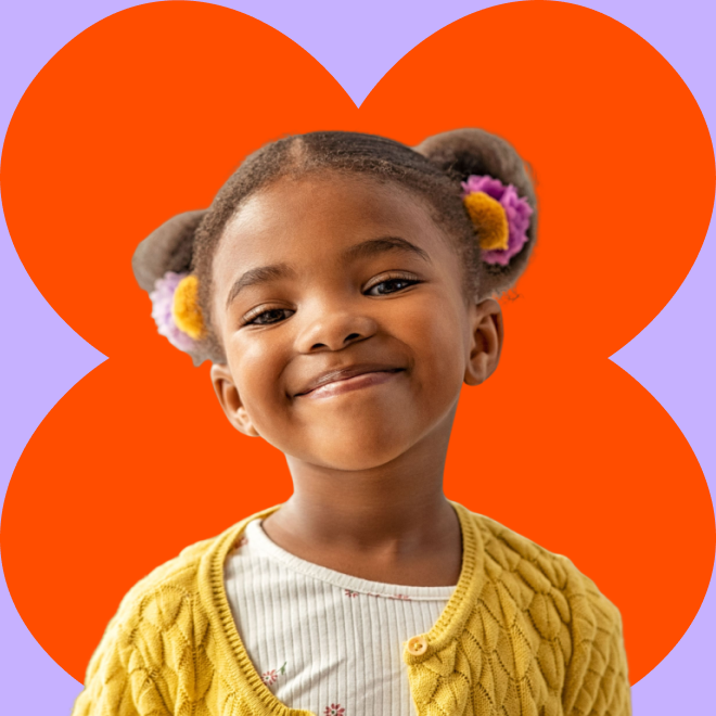 foto de criança dando gargalhada, da barriga pra cima. de camiseta listrada branca e azul, segura um skate tipo penny amarelo atrás dos ombros.