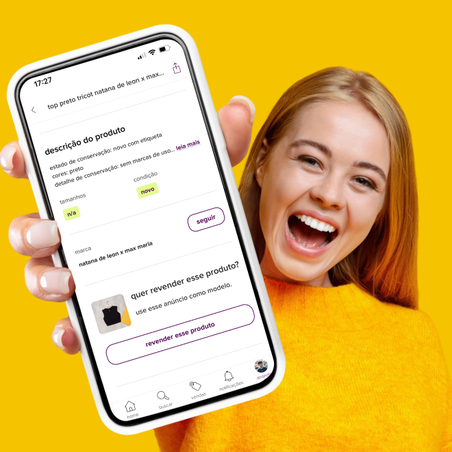 mulher segura celular sorrindo enquanto mostra a tela, que está na página de revender do enjoei.