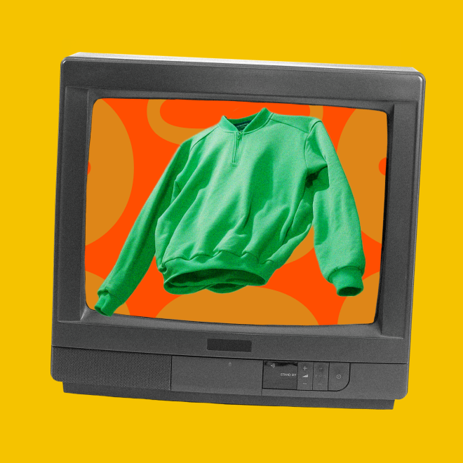 tv de tubo com um moletom verde na imagem da tela