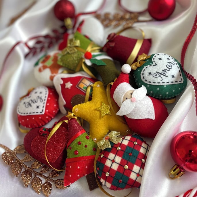 vários enfeites de natal coloridos e brilhantes, ideais para decorar árvores, mesas e ambientes, trazendo encanto e espírito natalino para sua casa.