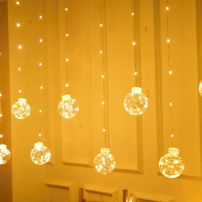 cerca de luzes de natal brilhantes e coloridas, ideais para decorar árvores, fachadas e ambientes, criando uma atmosfera mágica e festiva.