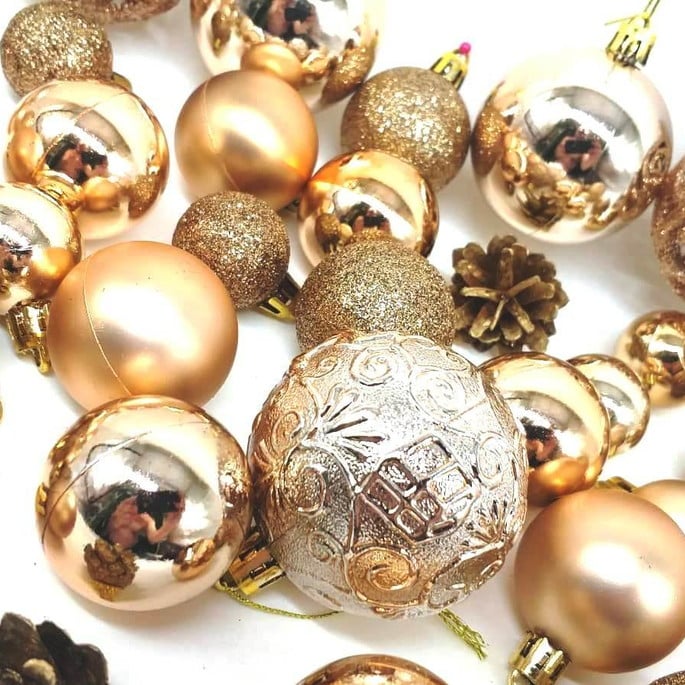 bolinhas coloridas e brilhantes para árvore de natal, perfeitas para adicionar um toque festivo à sua decoração natalina.