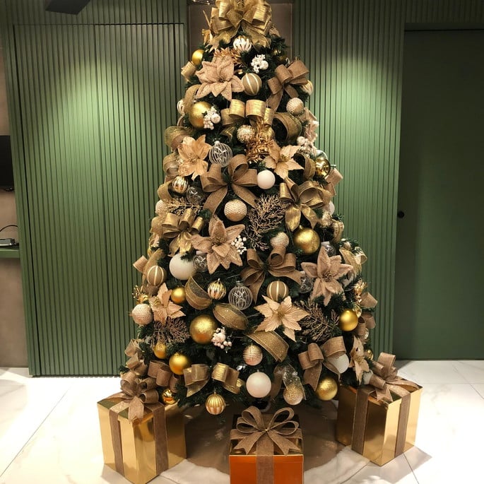 árvores de natal decoradas, trazendo um toque festivo e mágico para as celebrações de fim de ano.