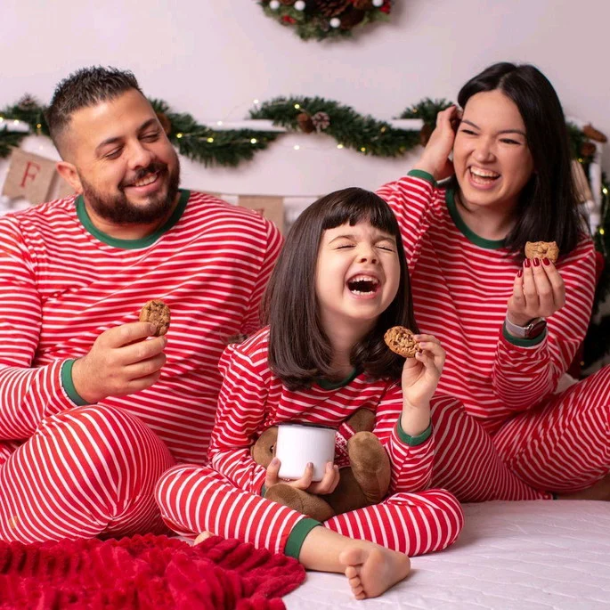 pijamas de natal em estampas festivas, perfeitos para noites aconchegantes durante as celebrações de fim de ano.
