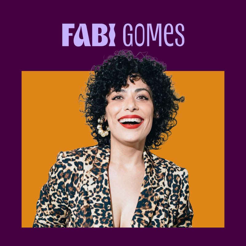 imagem traz foto da fabi gomes junto ao seu nome. fabi sorri para foto, usa batom vermelho e blazer de oncinha, tempele clara e cabelos pretos cacheados curtos.