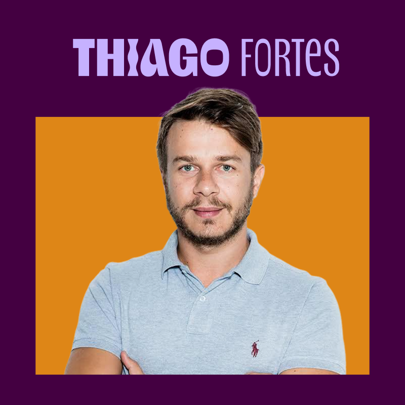 imagem traz foto do thiago fortes junto ao seu nome. thiago veste camisa polo, está de braços cruzados, tem pele clara, cabelos loiros escuros curtos.