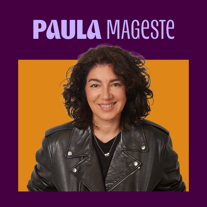imagem traz foto da paula mageste junto ao seu nome. paula tem pele clara, sorri para a câmera, cabelos levemente cacheados na altura dos ombros, veste jaqueta de couro.