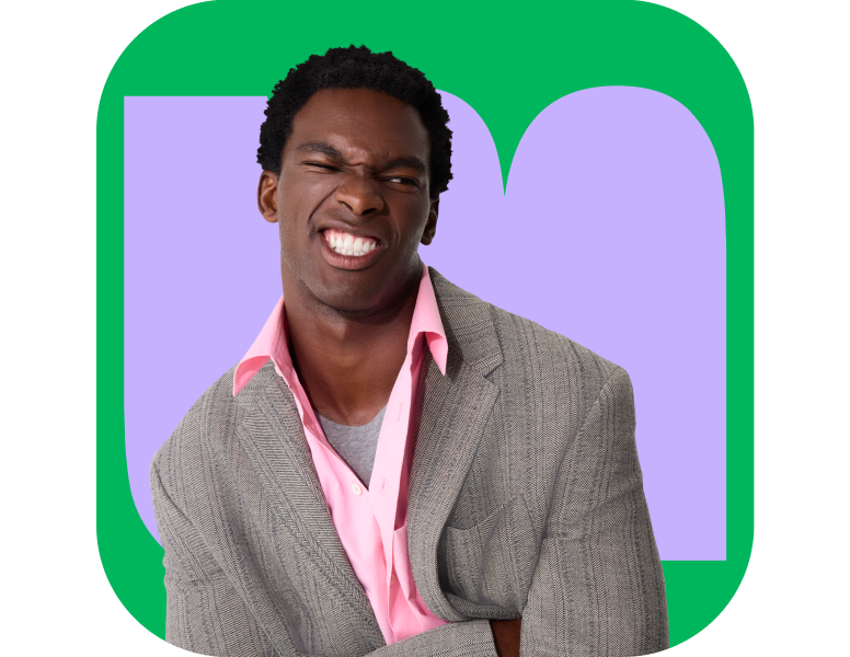 imagem traz um homem fazendo careta em um fundo verde e lilás.