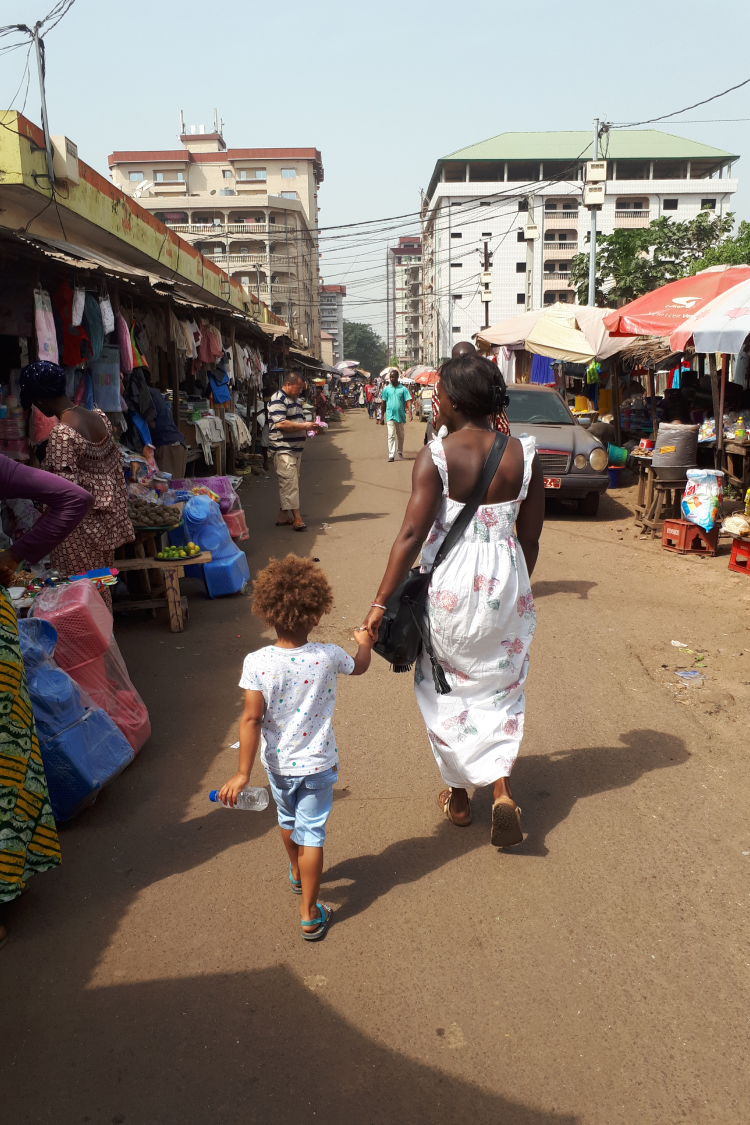 Découverte du Marché de Madina pour Elliot!