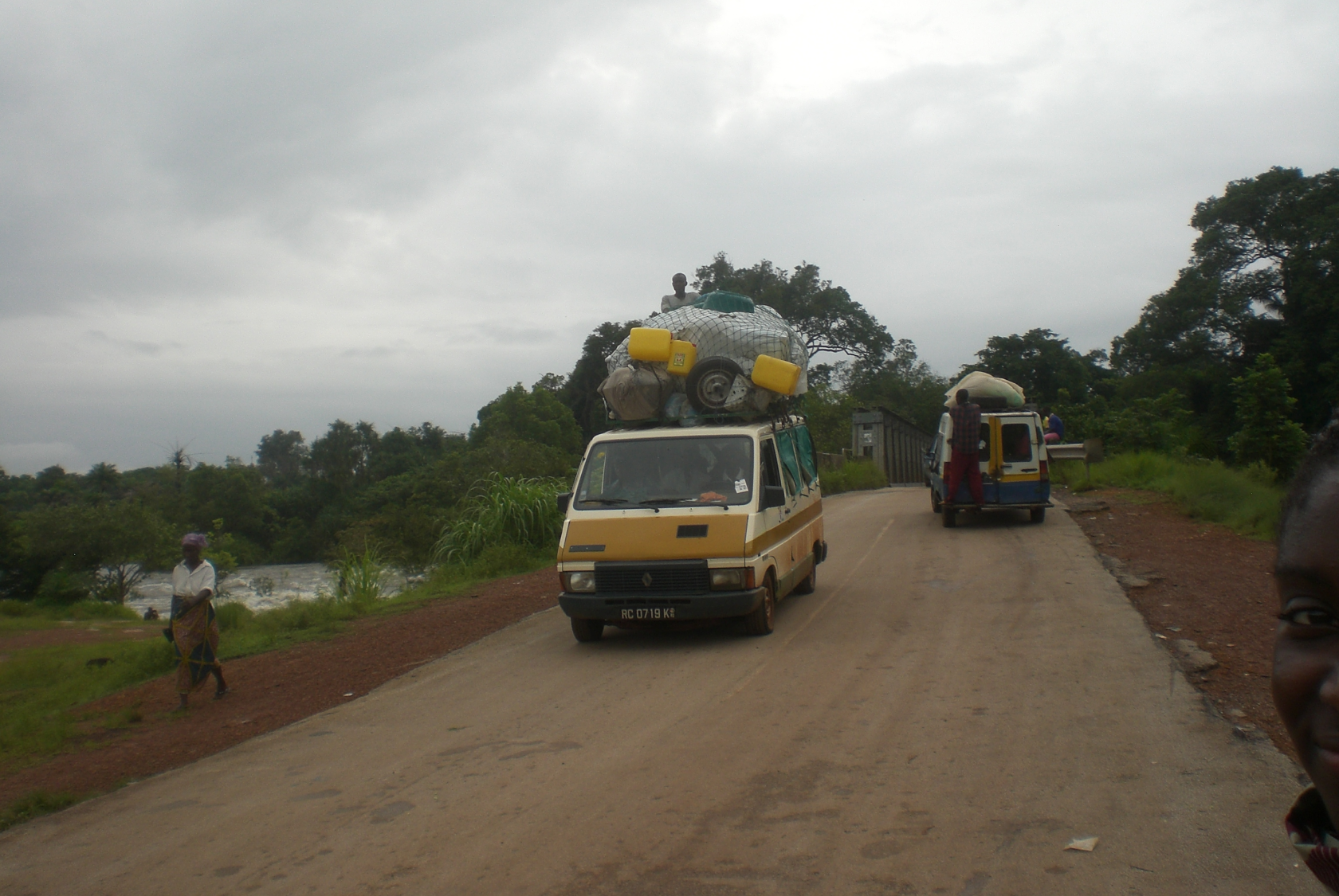 Les bus "Magbana" transports de personnes et marchandises .