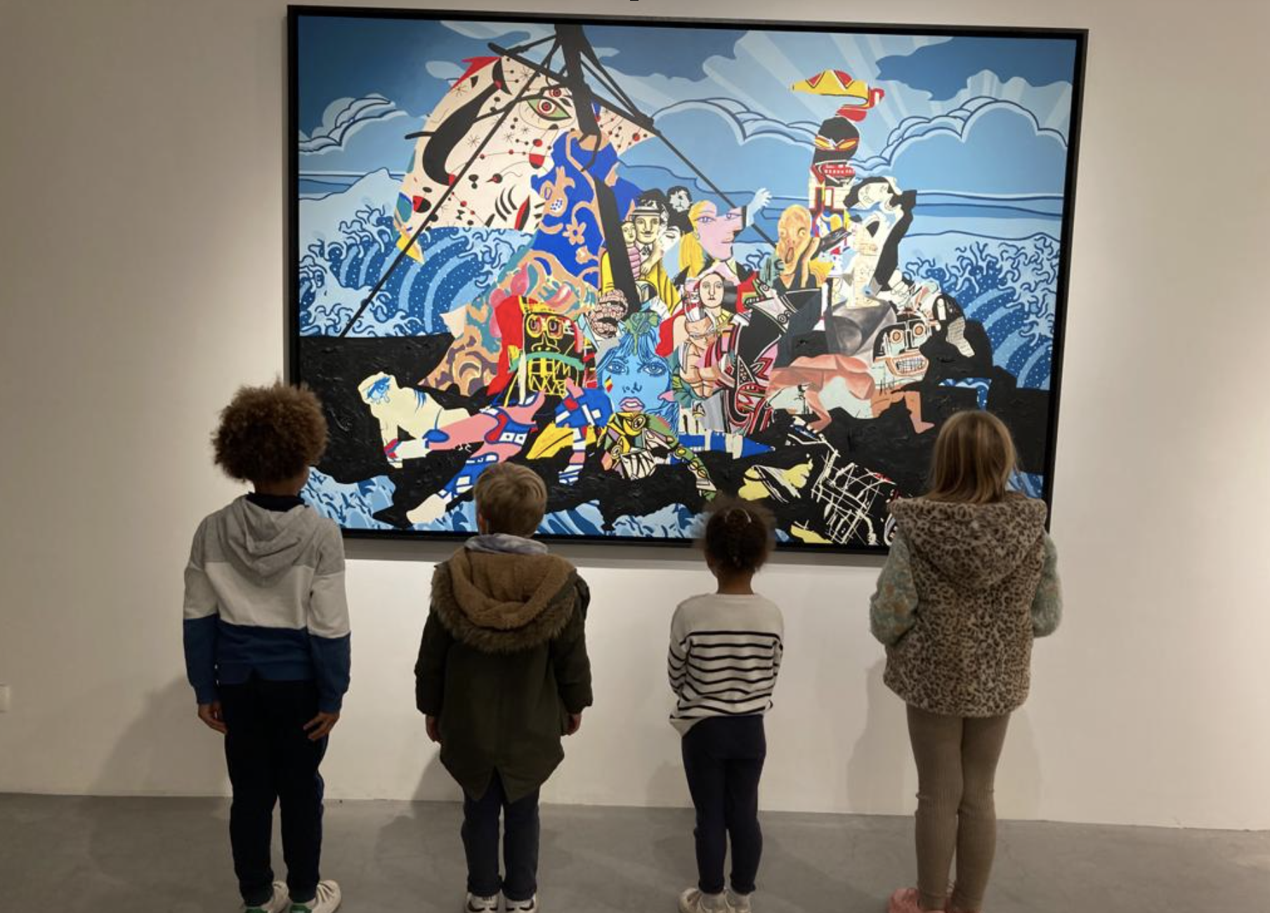 enfants devant une oeuvre