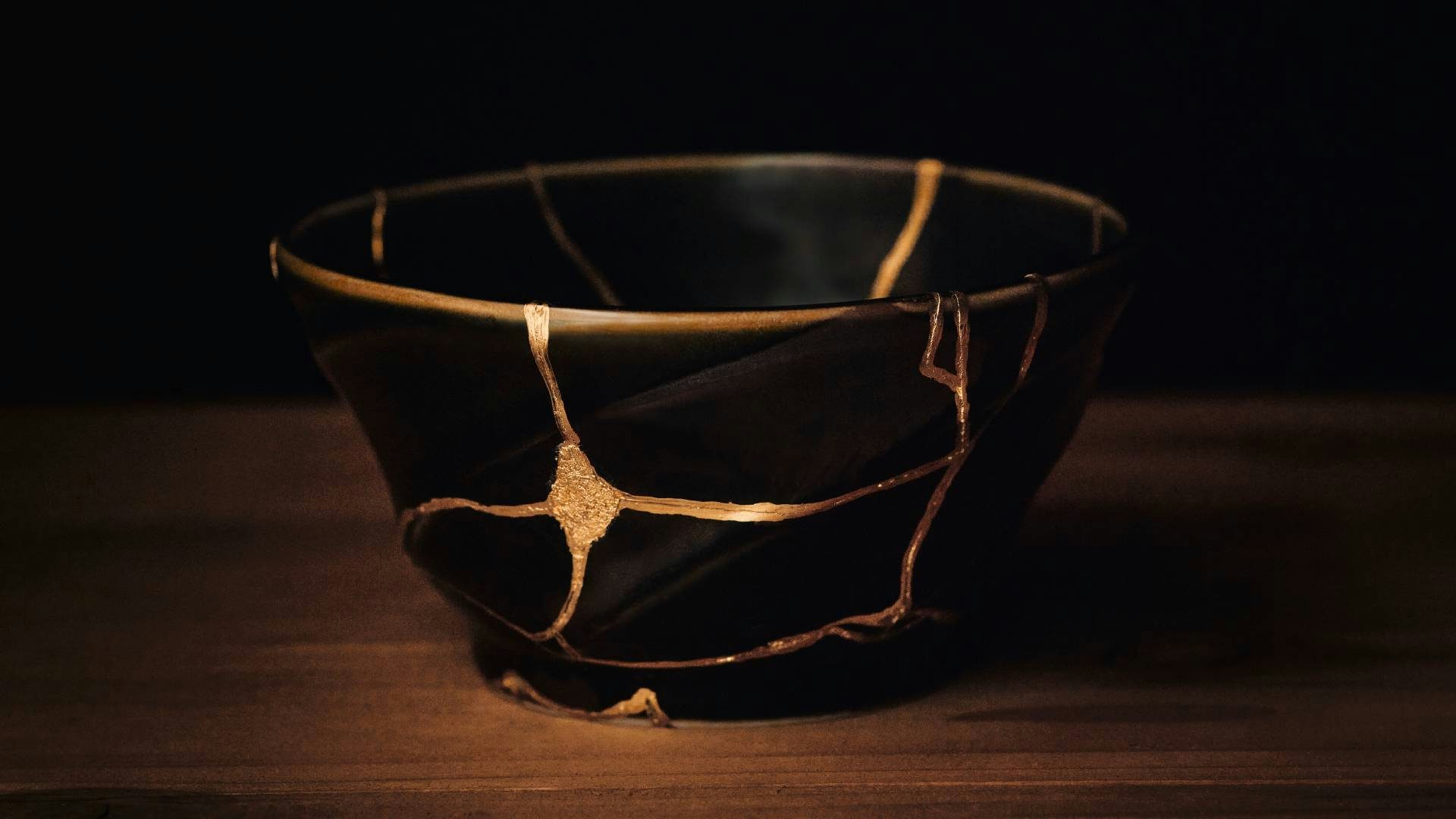 Bowl with golden lines