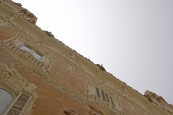 Una costruzione alta con una facciata ben decorata e raffinata.