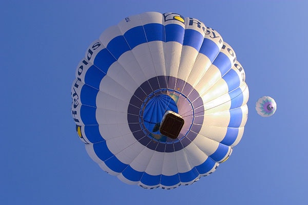 Volo di pallone aerostatic sospeso in alto.