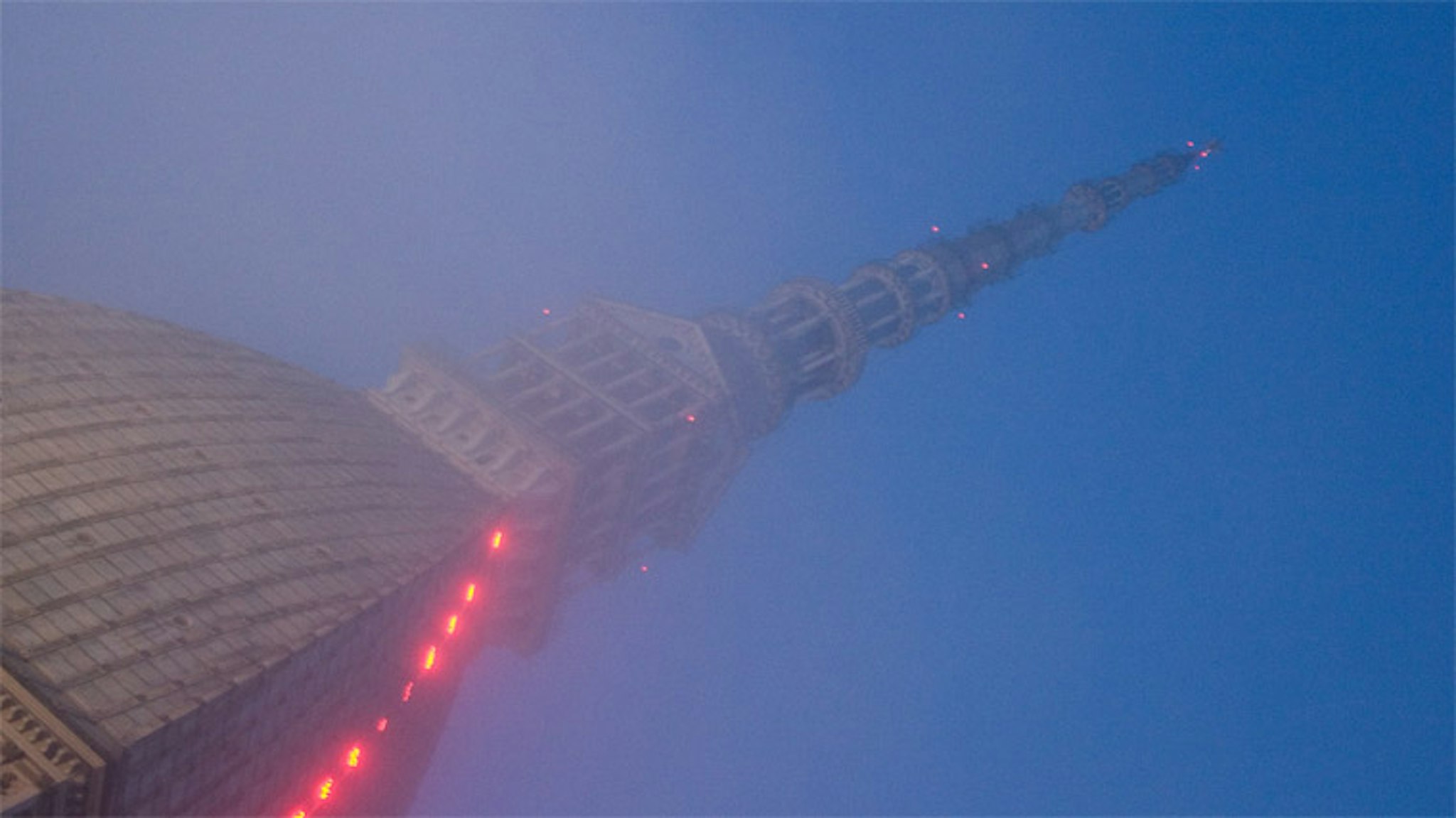 Là, dritta nella nebbia, c'è