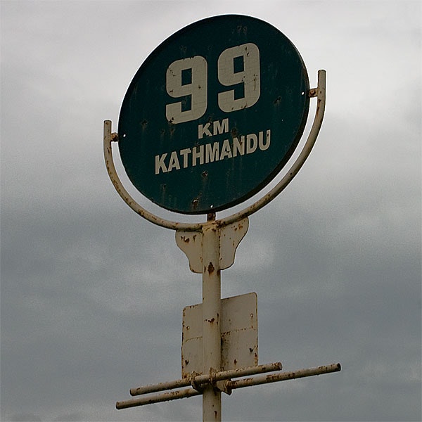 99 km alla Kathmandu come scritto sulla piastra con due cerchi.