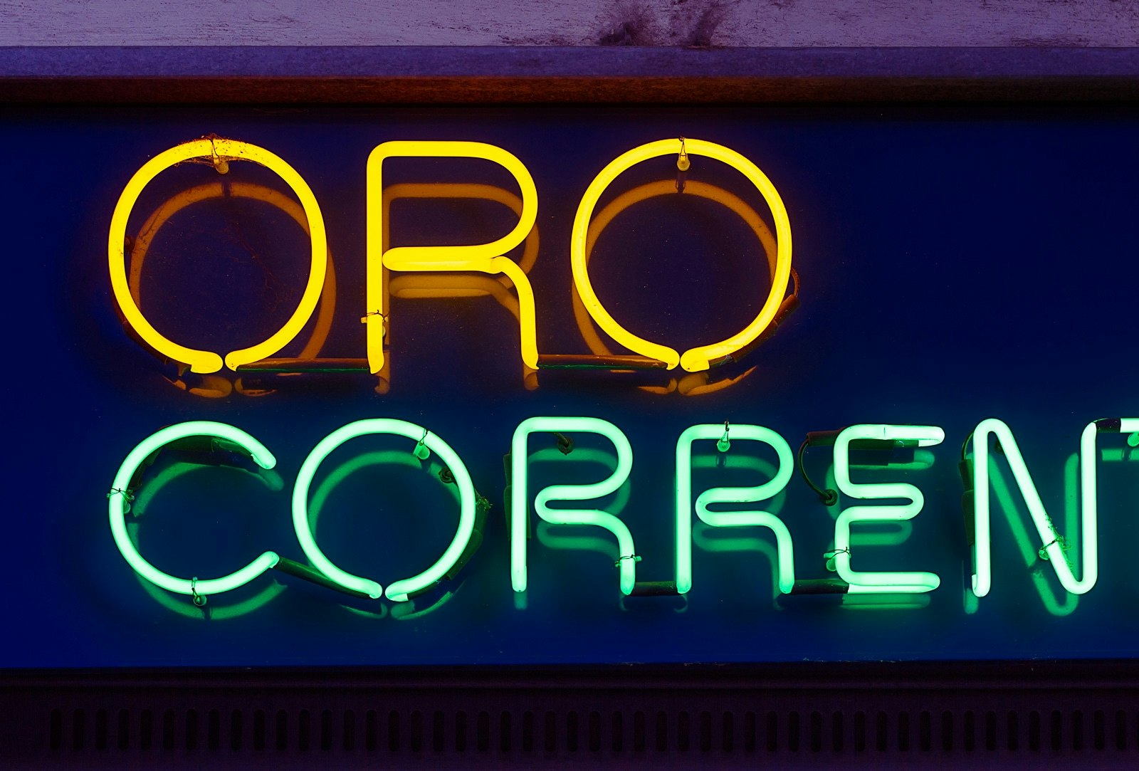 Neon sign saying 'Oro Coren'.