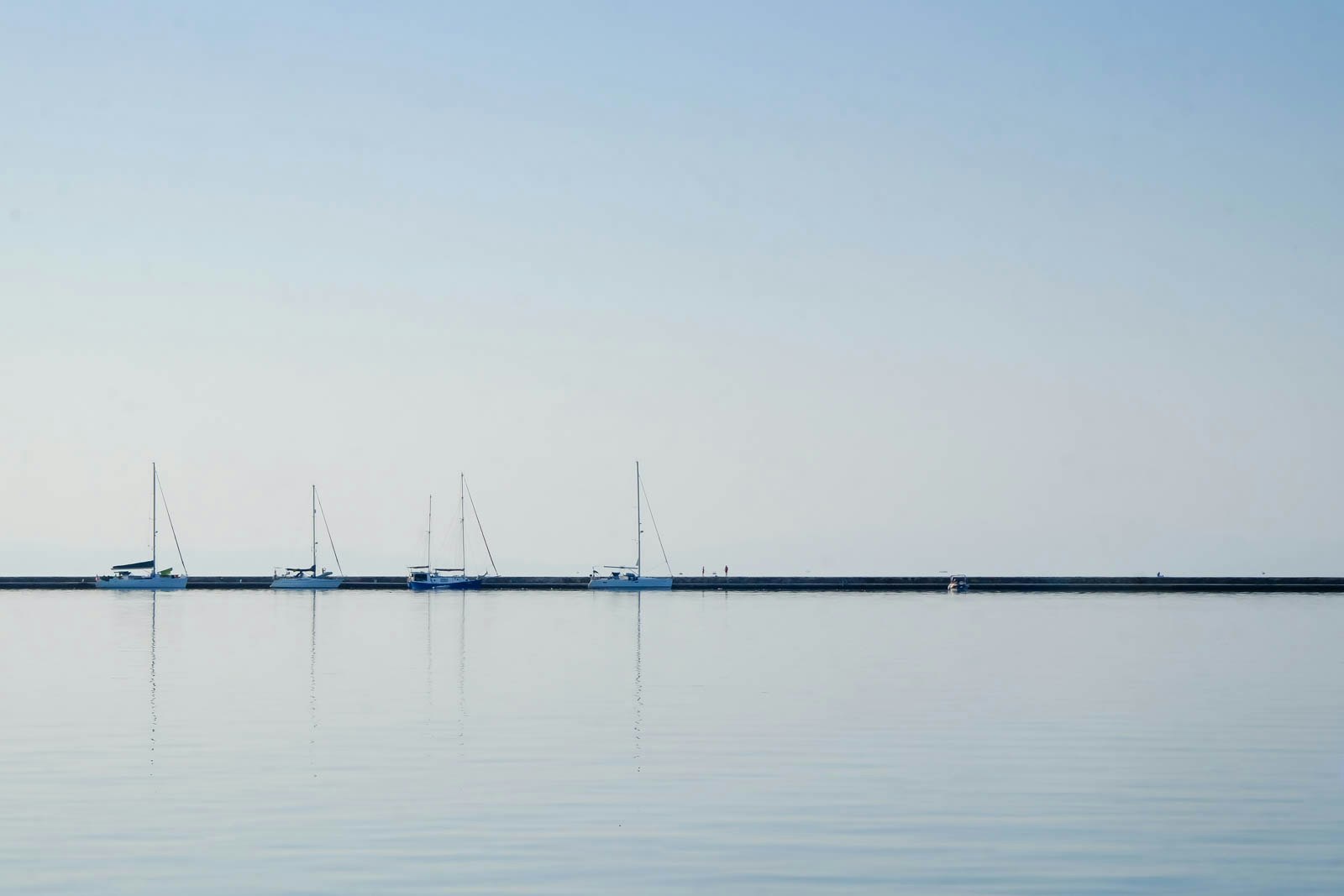 Barche catturate alla doccia su un corpo d'acqua calmo