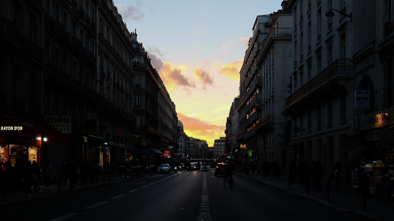 A Parigi, mentre si fa sera
