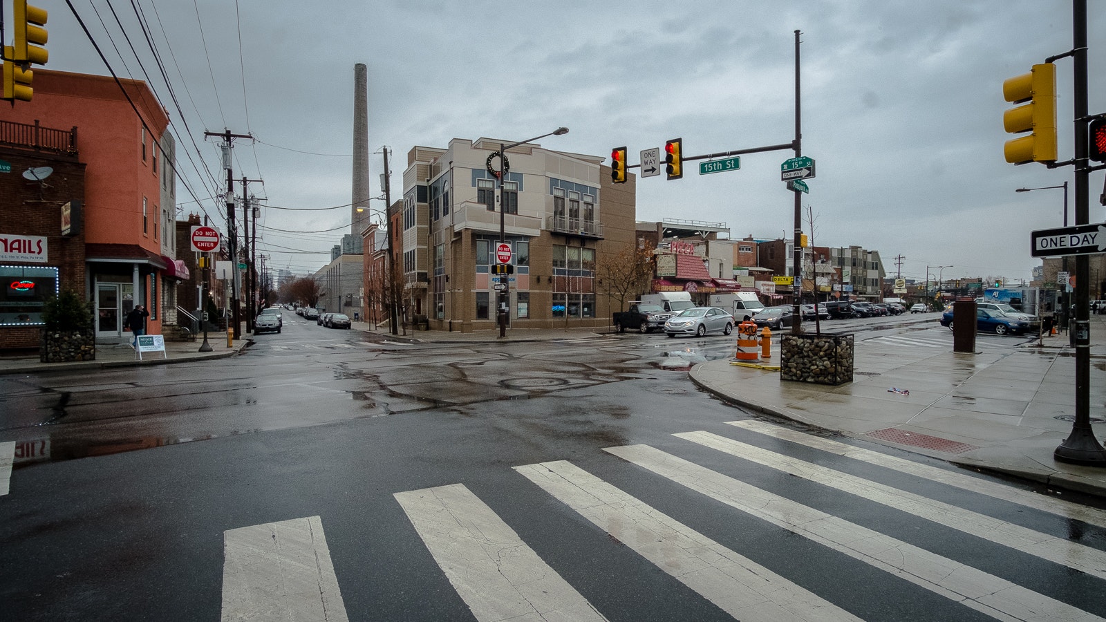 Citta urbani con strade umidade.